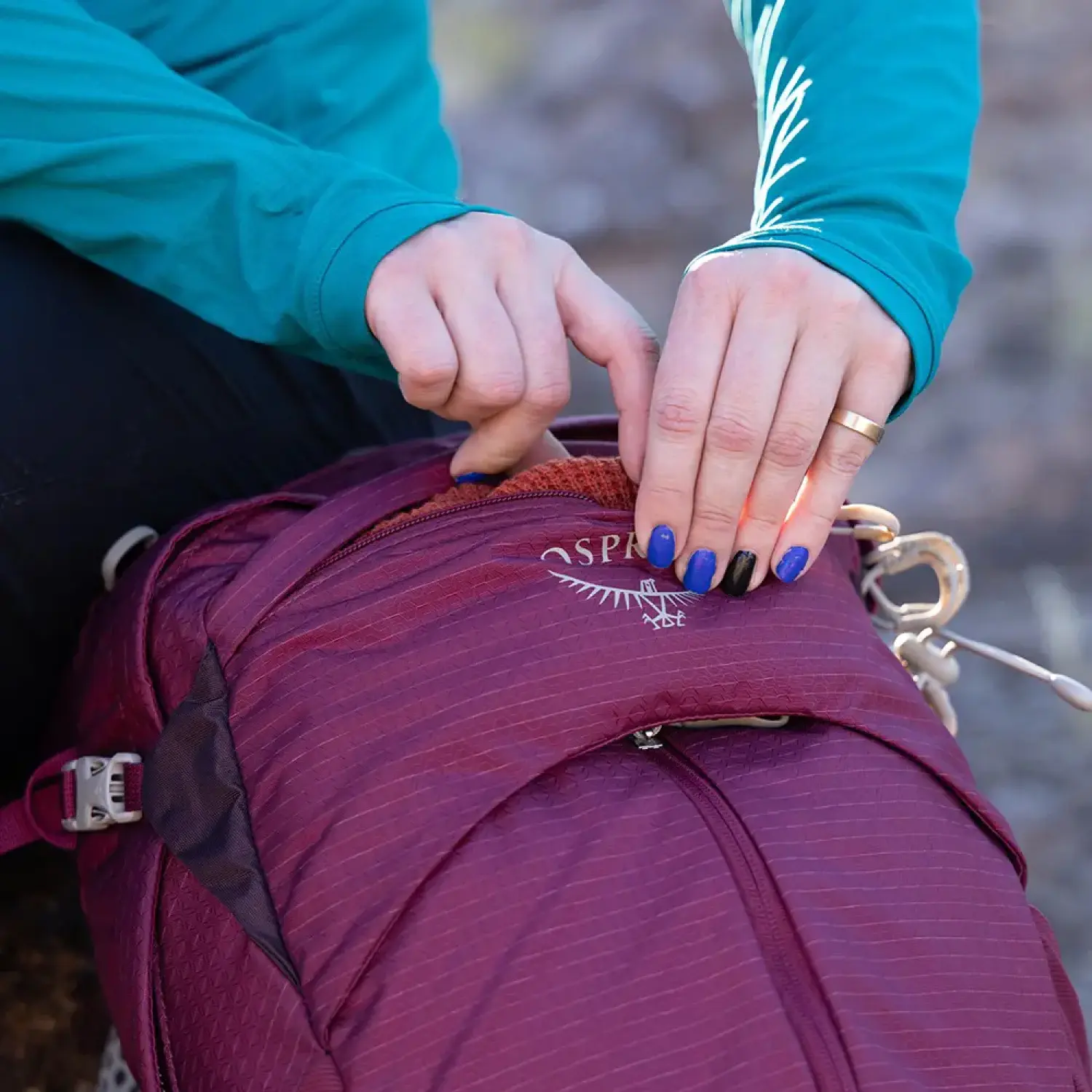 elderberry purple chiru tan - Osprey Sirrus 24